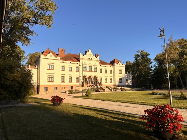 picture shows the front facade of the manor house in Rokiškis, Lithuania